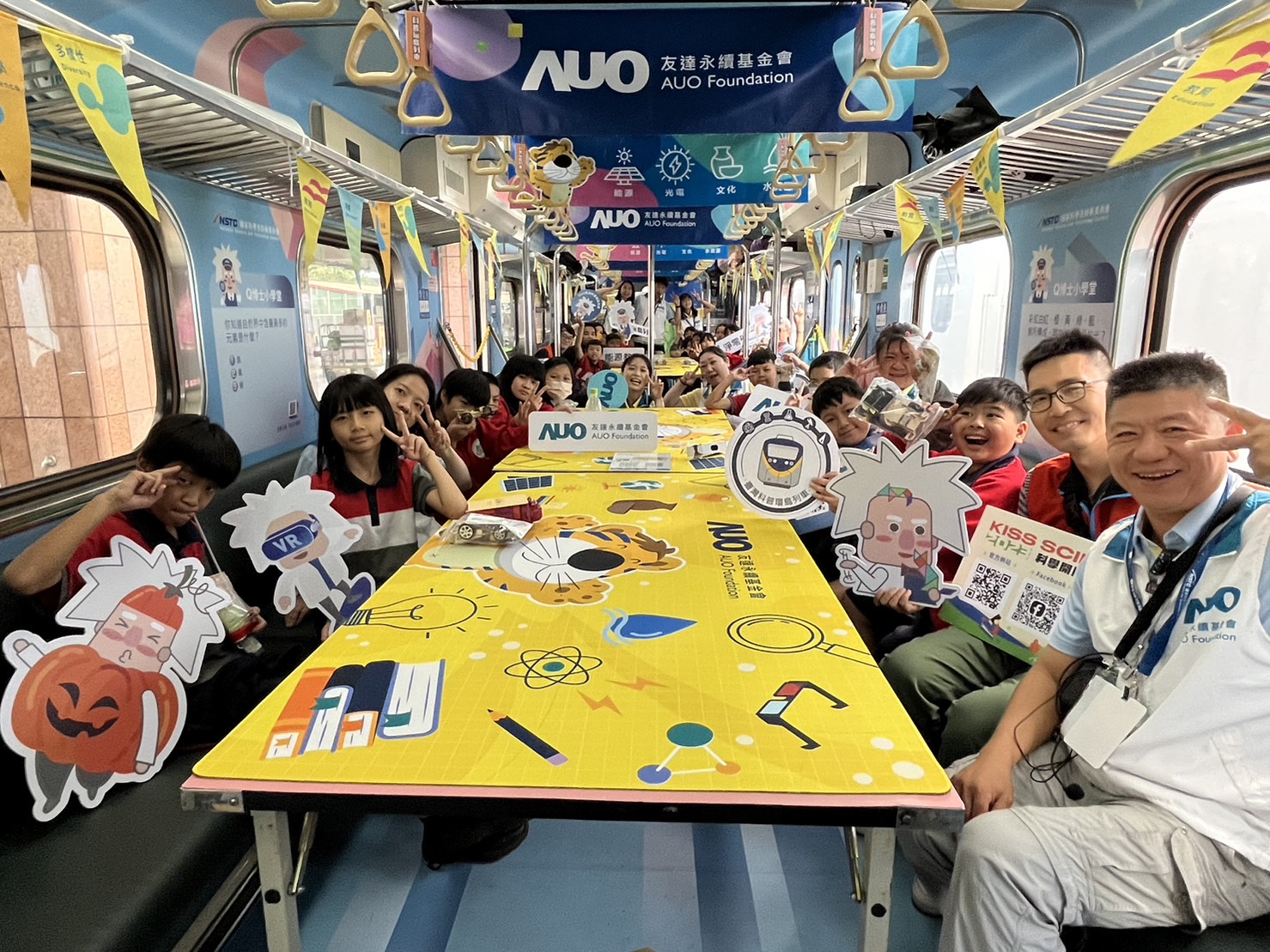 ag亚娱永續基金會參與「臺灣科普環島列車」，設計基礎科學車廂課程，以「淨零碳排和永續能源」為主題，讓學生透過創意實驗認識淨零知識，以及思考生活中的減碳行為