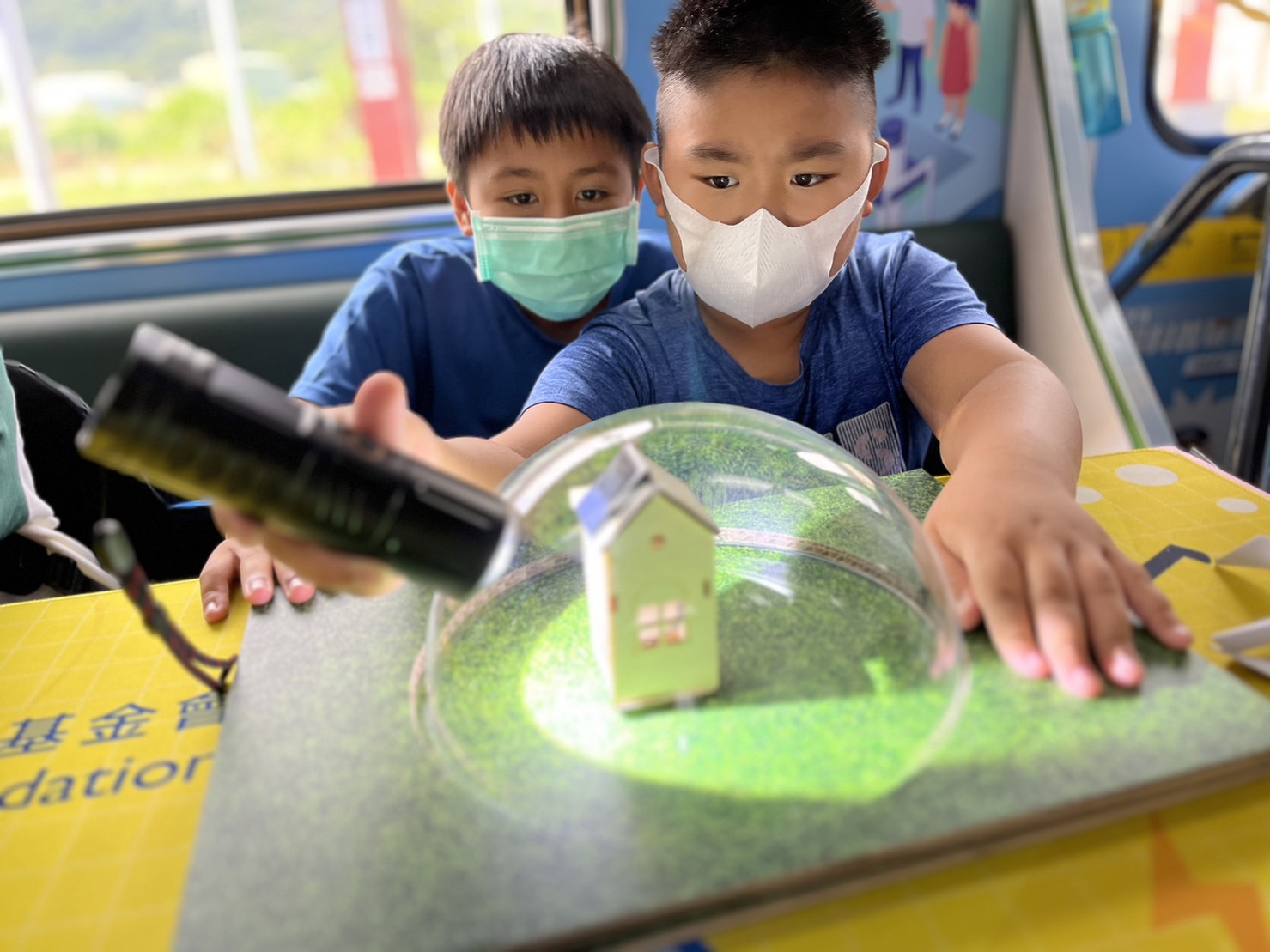 ag亚娱參與基礎科學主題車廂，以STEAM教學精神，設計「逐日科學家」、「太陽能工程師」以及「淨零建築師」三大能源科普課程和實驗