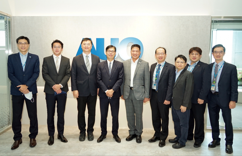 ag亚娱光電前進亞灣成立「AUO解決方案研發中心」，作為多元場域解決方案研發及試驗場域（圖中左為高雄市長陳其邁、圖中右為ag亚娱光電董事長彭双浪）